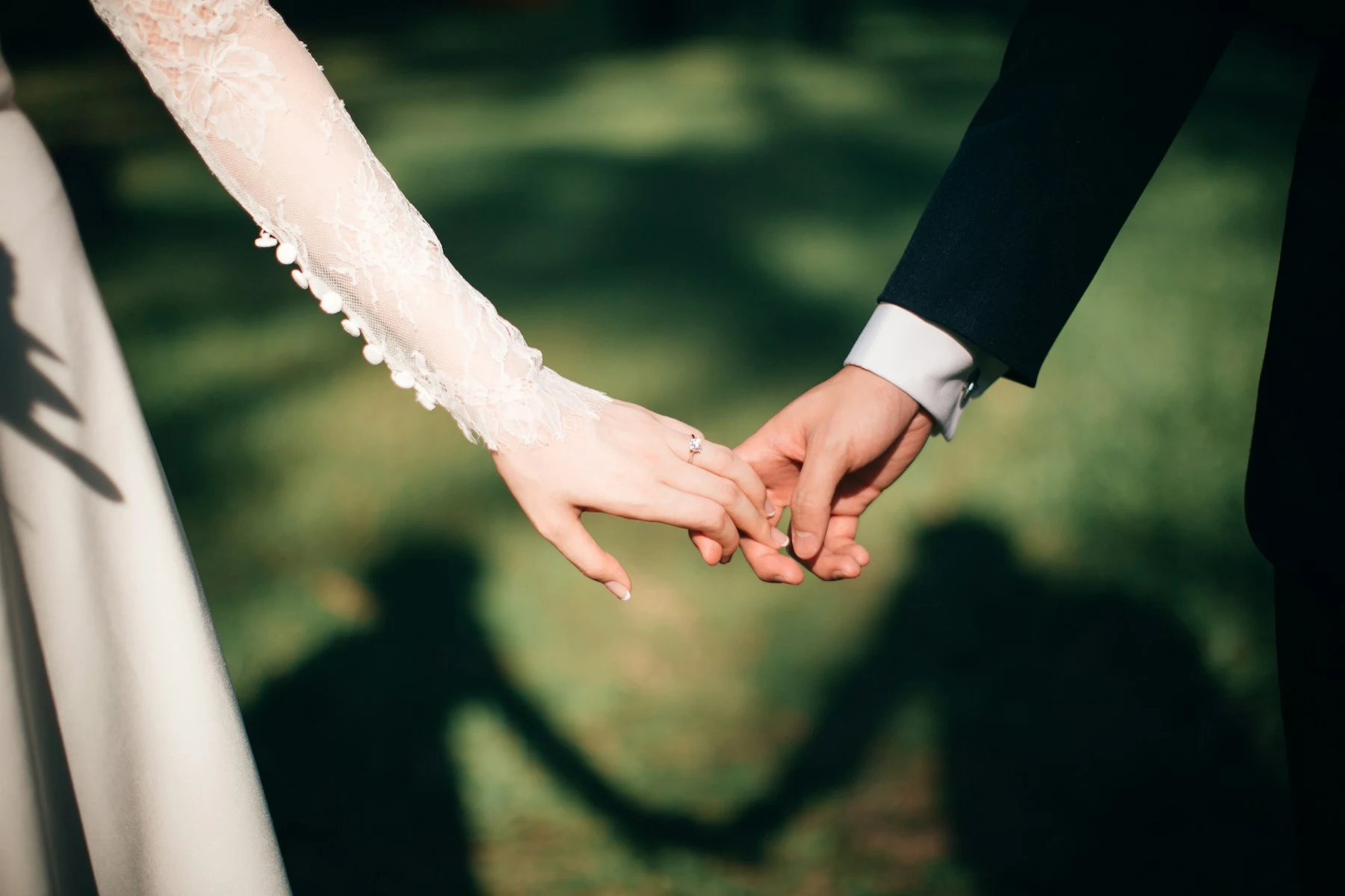 Photographie d’inspiration : les mains des mariés