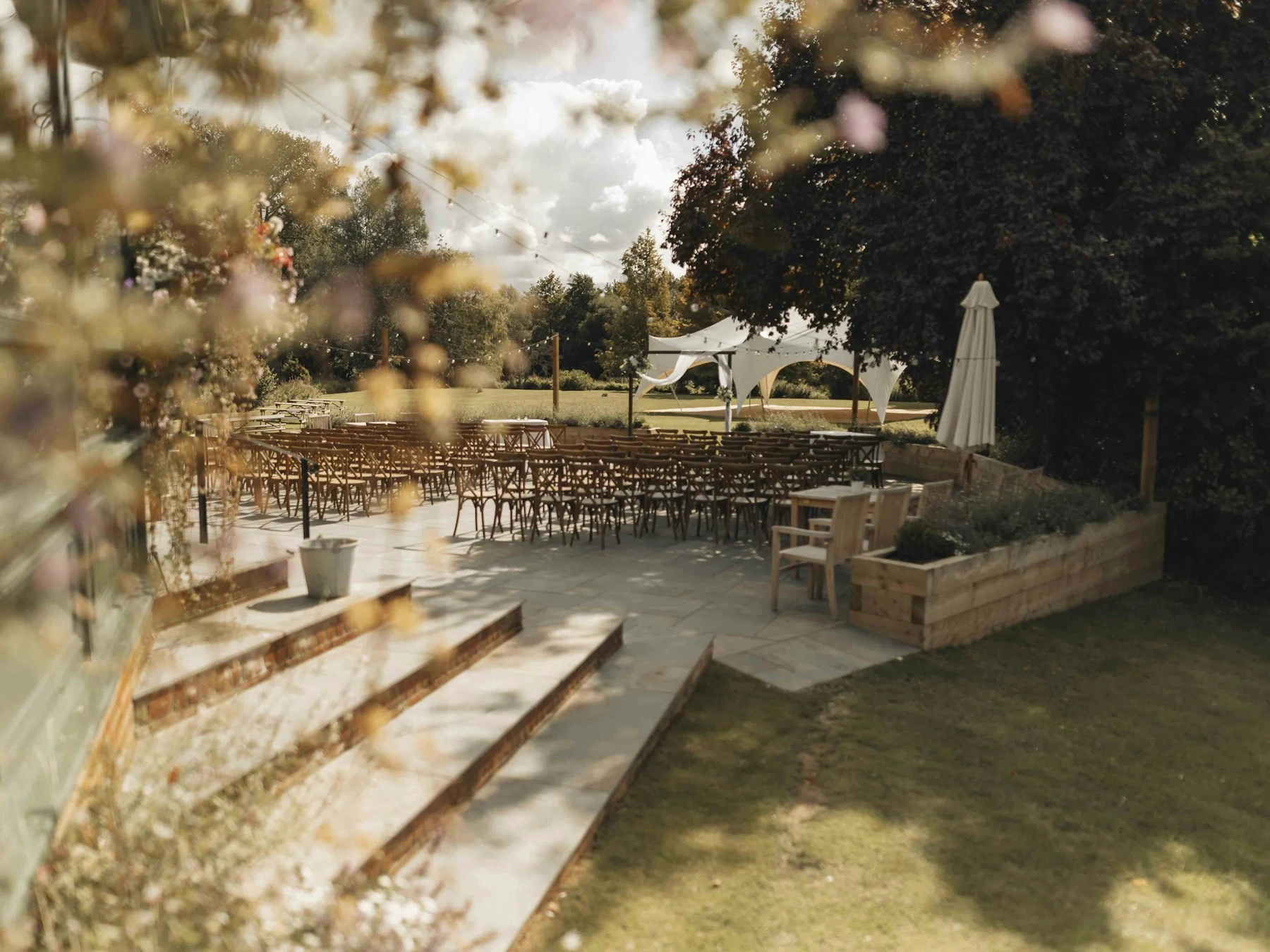 Photographie d’inspiration : perspective sur le jardin depuis une fenêtre